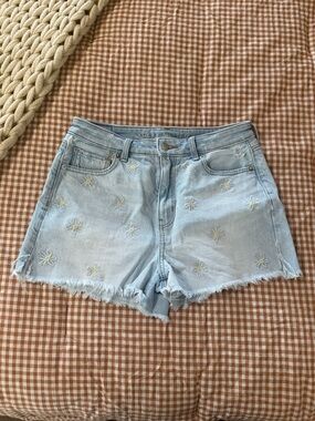 American Eagle Mom Shorts Light Blue Daisy Embroidered Denim Shorts